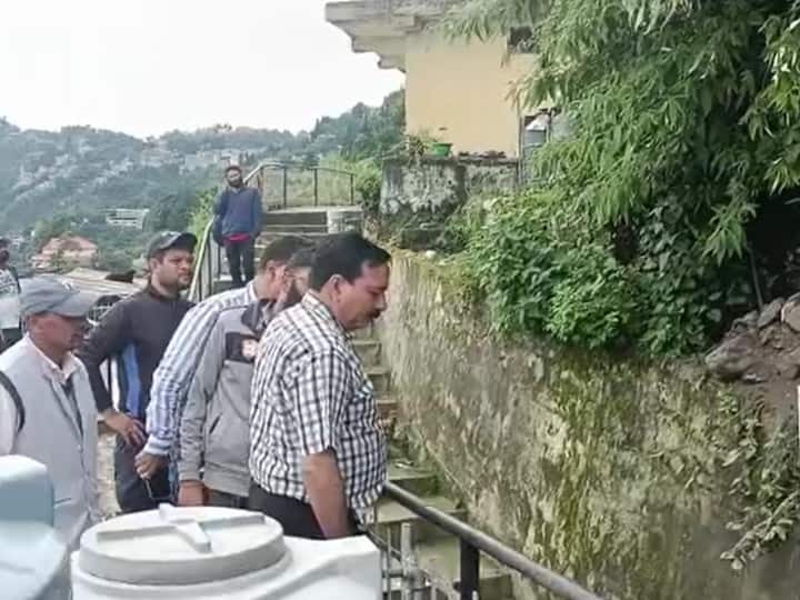 Landslide in front of government house in Mussoorie, danger looms for five families, road blocked