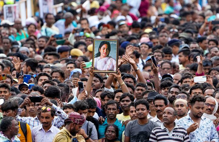 पश्चिम बंगाल में तृणमूल कांग्रेस (टीएमसी) ने शुक्रवार (21 जुलाई) को कोलकाता में शहीद दिवस कार्यक्रम का आयोजन किया.