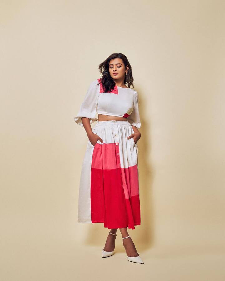 హెబ్బా పటేల్ లేటెస్ట్ ఫోటోలను ఇక్కడ చూడండి.