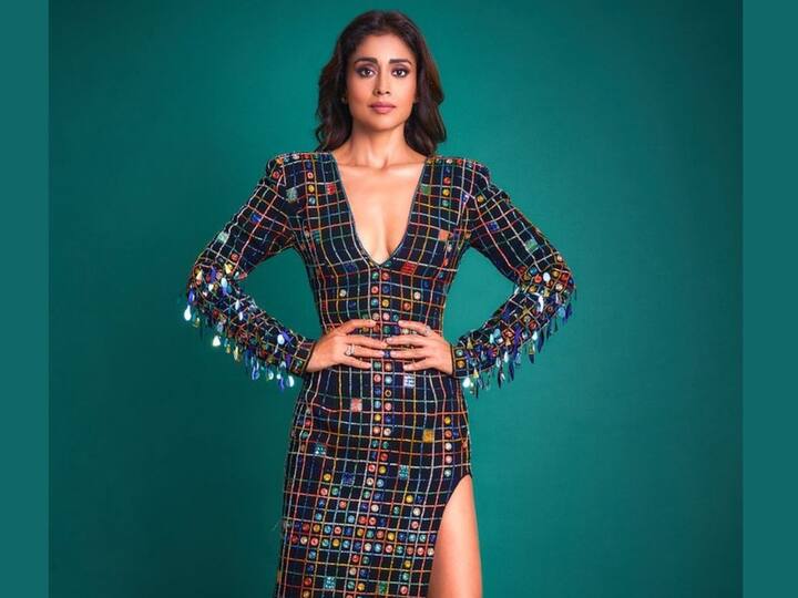 Shriya Saran loves to share her glamorous pictures on the internet. Let’s check out her recent look.