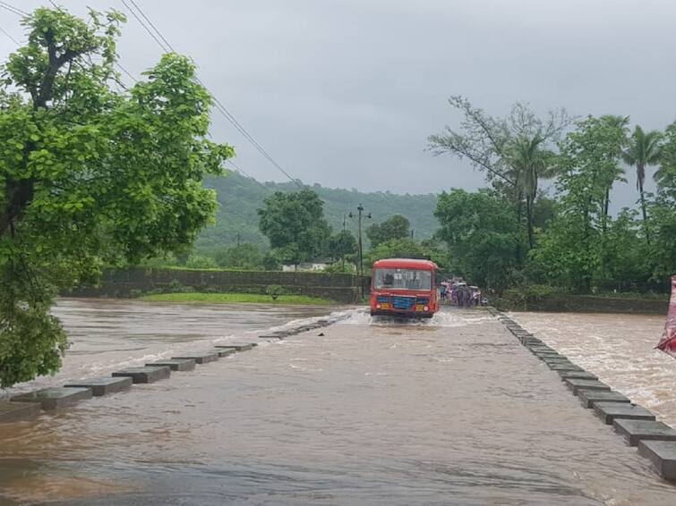 Maharashtra rain updates msrtc st bus driver ran bus in flood water in sudhagad Raigad Maharashtra ST Bus In Flood:  एसटी चालकाचा प्रवाशांच्या जीवाशी खेळ; वाहत्या पुराच्या पाण्यातून बस चालवल्याने प्रवाशी संतापले