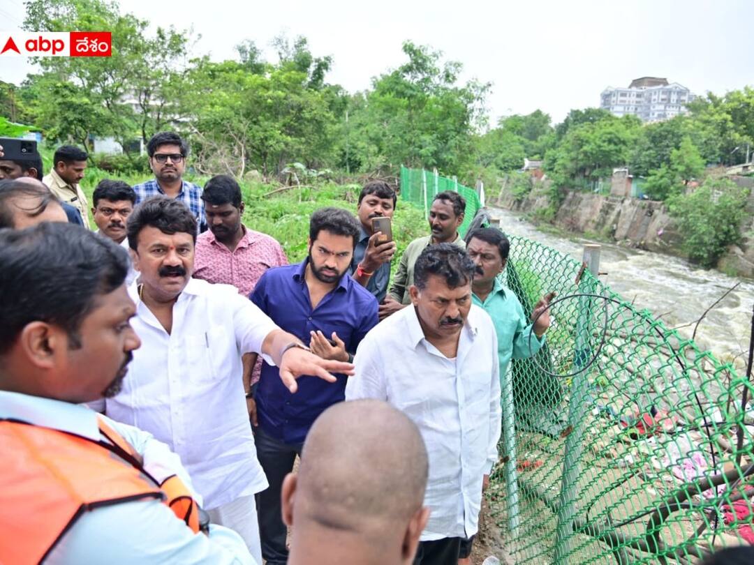 Telangana minister Talasani Srinivas Yadav visits Hussain Sagar with rain effect Telangana Rains: ఎడతెరిపి లేకుండా వర్షాలు- ఎలాంటి ఆస్తి, ప్రాణ నష్టం జరగలేదన్న మంత్రి తలసాని