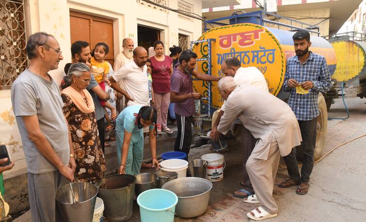 Mohali water supply issue in few areas to be fixed within 24 hours - Mayor, Amarjeet Sidhu assured Mohali: ਹੜ੍ਹਾਂ ਨੇ ਹਿਲਾਇਆ ਮੁਹਾਲੀ ਦਾ ਸਿਸਟਮ ! ਹਾਲੇ ਤੱਕ ਵੀ ਹਜ਼ਾਰਾਂ ਲੋਕਾਂ ਨੂੰ ਨਹੀਂ ਮਿਲ ਰਿਹਾ ਪੀਣ ਵਾਲਾ ਵਾਲੀ, ਮੇਅਰ ਨੇ ਦਿੱਤਾ ਆਹ ਭਰੋਸਾ 