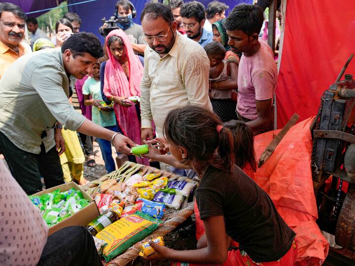 Delhi Health Minister Saurabh Bharadwaj distributes provisions to flood-affected people at a relief camp on Vikas Marg, New Delhi. (Image Source: PTI)