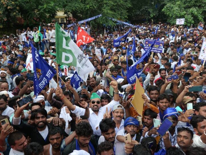 सपा और रालोद के समर्थकों ने अपनी पहचान वाली लाल और हरी टोपी पहन रखी थी, जबकि भीम आर्मी के समर्थकों ने नीली टोपी पहन रखी थी.