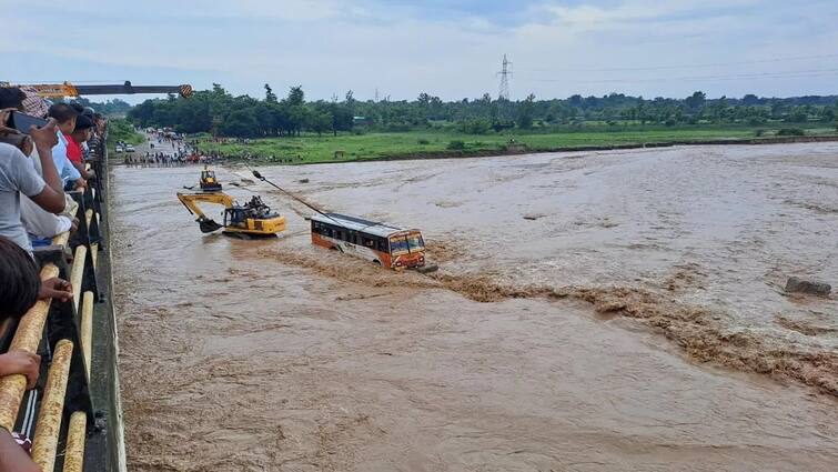 Bus full of passengers stuck in Haridrar's  flood water, f 70 tourists in bus,  know updates Rain Uttarakhand: હરિદ્રારમાં યાત્રીઓની ભરેલી  બસ પુરના પાણીમાં ફસાઇ, 70થી પ્રવાસીઓના જીવ જોખમમાં જાણો અપડેટ્સ