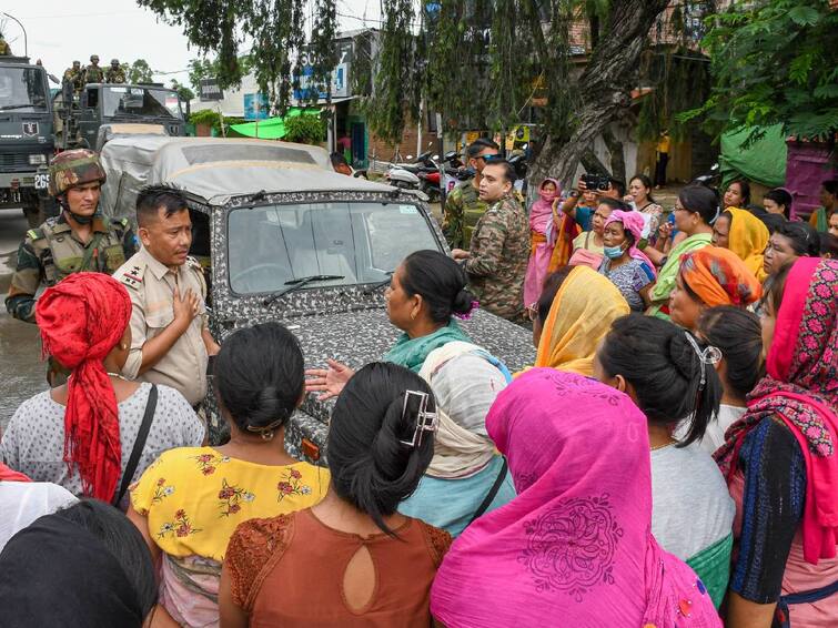 Officials say that the Meira paibis, an organization of well-to-do women in Manipur, is a big challenge to law and order security. Manipur Meira Paibis: மணிப்பூரில் சட்டம் ஒழுங்கு பாதுகாப்புக்கு பெரும் சவால்: யார் இந்த மெய்ரா பைபிஸ்? என்ன நடக்கிறது மணிப்பூரில்?