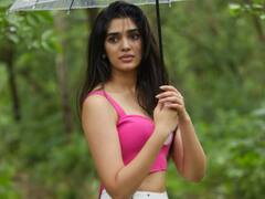 Krithi Shetty: மழையில் குடை பிடிக்கும் உள்ளூர் பார்பி..  லைக்ஸ் குவிக்கும் நடிகை கிருத்தி ஷெட்டியின் பிங்கி க்ளிக்ஸ்!