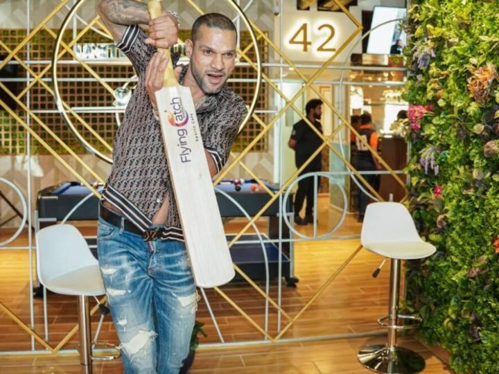 भारतीय ओपनिंग बल्लेबाज शिखर धवन ने इसी साल दुबई में अपने पहले स्पोर्ट्स कैफे की शुरुआत की है, जिसका नाम उन्होंने द फ्लाइंग कैच रखा है. शिखर ने इस रेस्टोरेंट का लक्ष्य लोगों को बेहतर जीवनशैली के लिए प्रेरित करना और अच्छा पौष्टिक खाना खिलाना है. यहां पर खाना खाने के साथ खेलों का भी आनंद लिया जा सकता है.