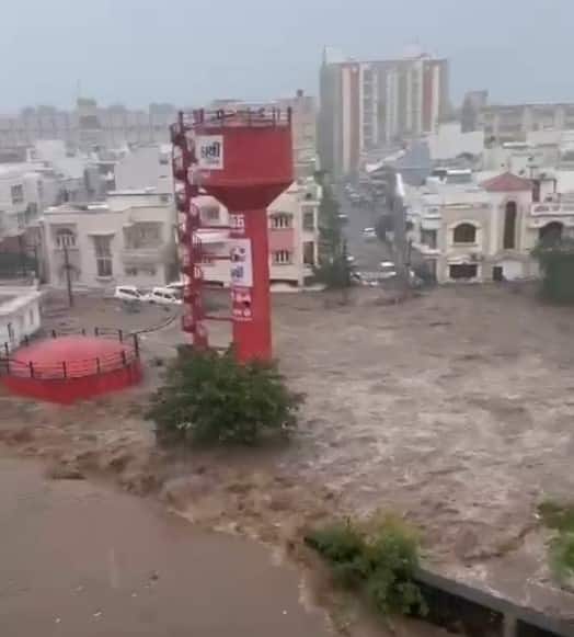 જૂનાગઢ શહેરમાં આવેલા ધોધમાર વરસાદને પગલે આખુ શહેર બેટમાં ફરેવાયું છે. શહેરમાં જ્યાં જુઓ ત્યાં માત્ર પાણી જ જોવા મળી રહ્યું છે.