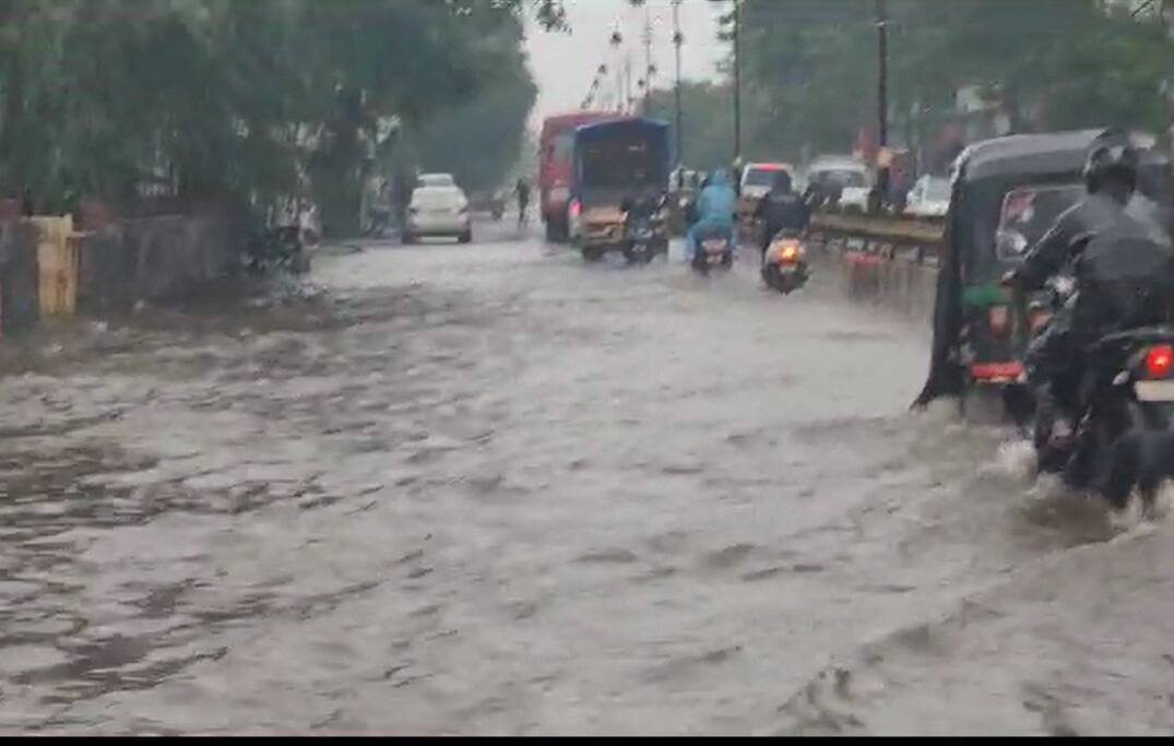 due to heavy Rain in Gujarat, 13 state highways closed, 40 bus routes also closed Rain Update: રાજ્યભરમાં સાર્વત્રિક ભારે વરસાદ,13 સ્ટેટ હાઇવે બંધ, આ 40 રૂટની બસ પણ બંધ