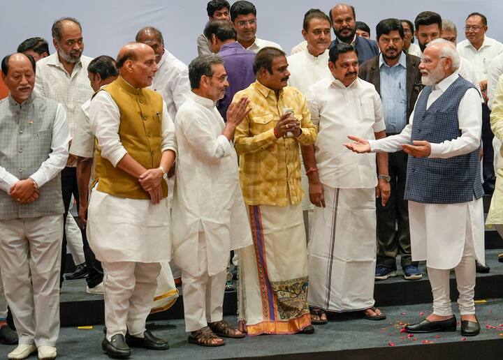 लोकसभा चुनाव 2024 को लेकर बीजेपी के नेतृत्व में मंगलवार (18 जुलाई) को दिल्ली में एनडीए की बैठक बुलाई गई, जिसके लिए तमाम दल दिल्ली पहुंचे.