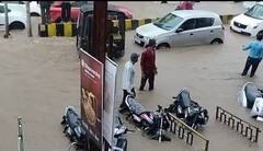 Gujarat Rain: જુનાગઢમાં આભ ફાટ્યું, રસ્તાઓ પર રમકડાની જેમ કાર પાણીમાં તણાઈ
