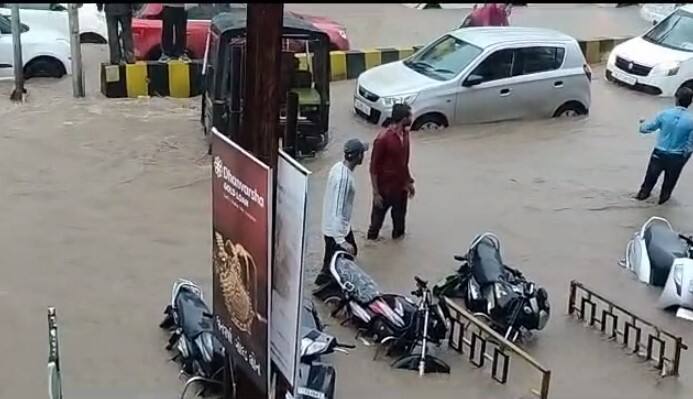 જુનાગઢમાં ફરી એકવાર જળબંબાકારની સ્થિતિ જોવા મળી રહી છે. જુનાગઢમાં ક્યારેય ન જોયો હોય એવો વરસાદ ખાબક્યો છે.