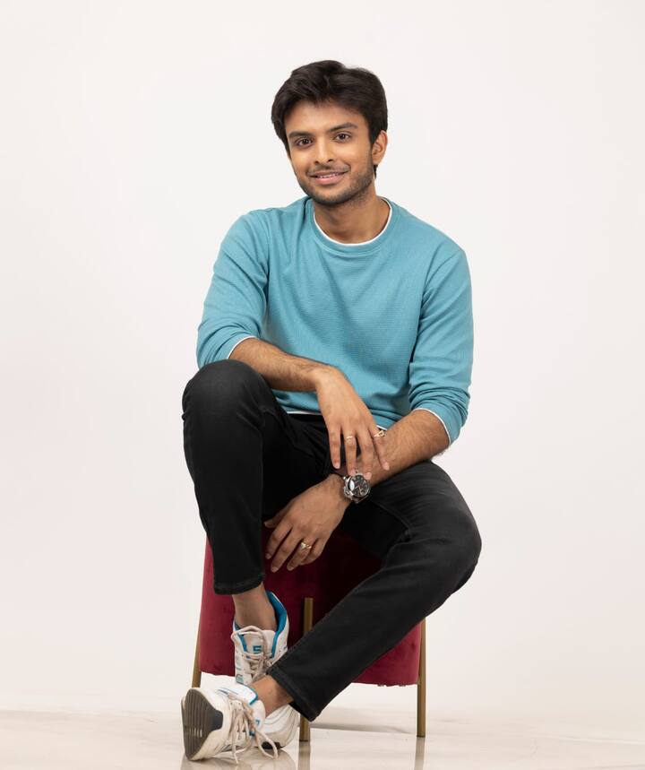 পরিচালকের নতুন ছবির নাম ওহ লাভলি! প্রকাশ্যে এল, এই ছবির সব চরিত্রদের লুক। মুখ্যভূমিকায় দেখা যাবে দেবযানী চট্টোপাধ্যায়ের ছেলে ঋক চট্টোপাধ্যায়কে। এই ছবির হাত ধরেই বড়পর্দায় পা রাখছেন তিনি।