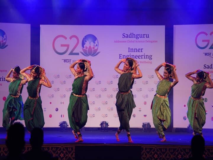 The delegates were treated to enthralling performances of classical Indian martial arts Kalaripayattu and classical Indian dance Bharatanatyam by Isha Samskriti students. (Image Source: Isha Foundation)
