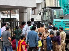 Pune News : अनधिकृत घरांवर महापालिकेचा हातोडा; भरपावसात नागरिक रस्त्यावर