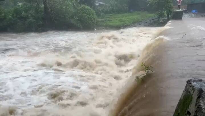 पालघर जिल्ह्यात गेल्या काही दिवसापासून मुसळधार पाऊस होत असल्याने जिल्ह्यातील नदी नाल्यांना मोठा पूर आला आहे.