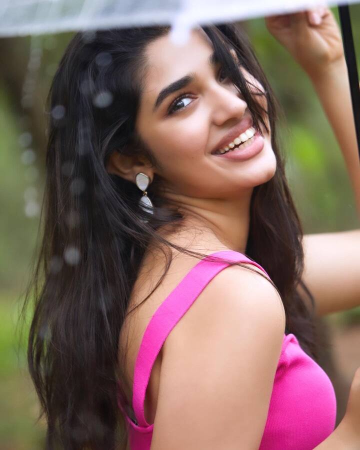 క్యాప్షన్లో ‘Barbie-ing in the rain’ అని పేర్కొన్నారు.