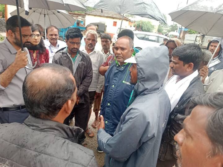दरम्यान यावेळी जिल्हाधिकारी राऊत यांनी नागरिकांच्या अडचणी समजून लोकांना धीर दिला.