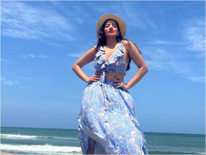 Bhojpuri actor Monalisa stunned her fans with pictures in beach wear from Sri Lanka; see