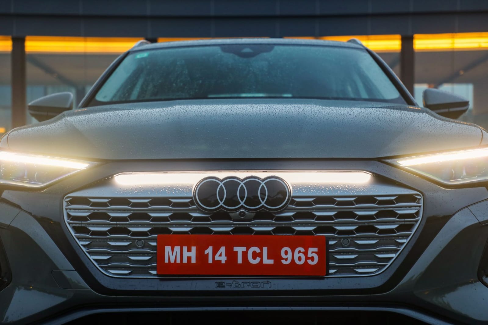 Audi Q8 e-tron Sportback Review: भारत की सड़कों के लिए कैसी है ऑडी क्यू8 ई-ट्रॉन स्पोर्टबैक लग्जरी एसयूवी? डिटेल में समझ लीजिये