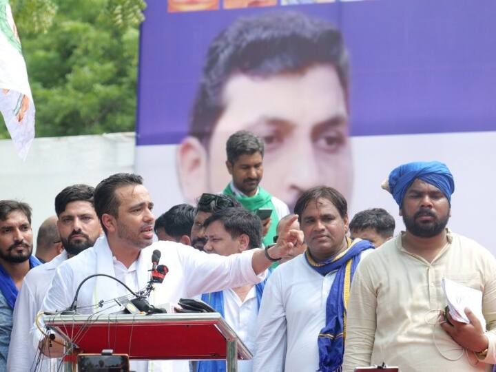 चंद्रशेखर आजाद भी अपने समर्थकों के प्रदर्शन में पहुंचे हुए थे. इस दौरान जयंत चौधरी भी वहां पहुंचे और उन्होंने भीम आर्मी के समर्थकों की मांग का समर्थन किया.