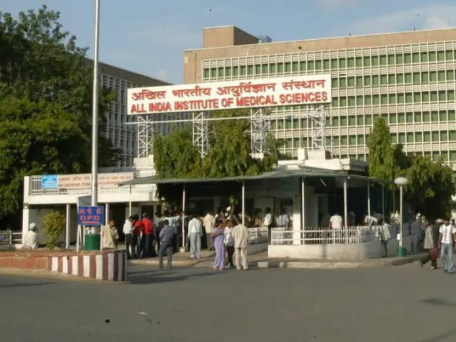 Delhi AIIMS doctors saved a person's life by taking out a knife by complicated surgery ann AIIMS Delhi: एम्स के डॉक्टरों ने चाकू निकाल बचाई शख्स की जान, चोरी का विरोध करने पर बदमाशों ने बोला था हमला 