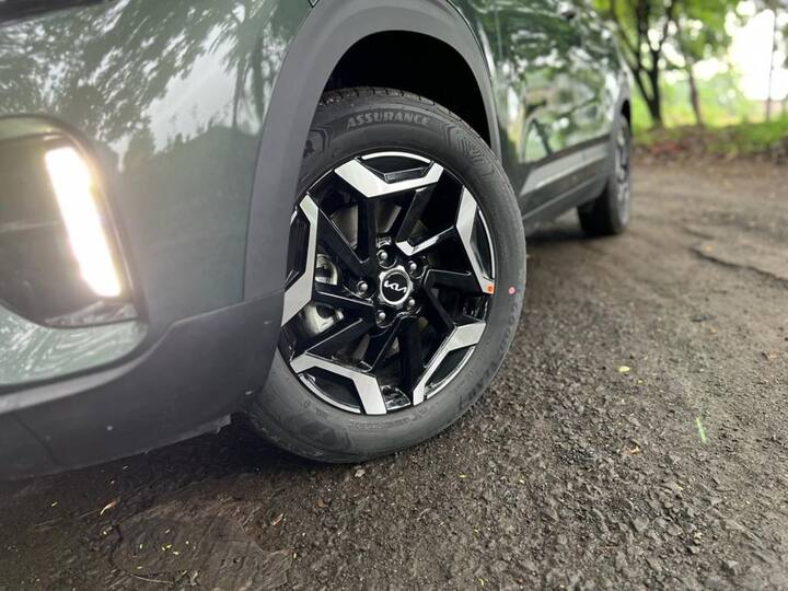 Let us talk about performance and on paper the new Seltos with the 1.5l petrol is now the new benchmark with 160 hp and 253Nm. Gearbox options include a 6-speed iMT or a clutchless manual or a 7-speed DCT with paddles. We drove the iMT first and here immediately the engine impressed with its smoothness along with more refinement. It is more refined than the earlier 1.4l turbo and smoother while using the iMT without a clutch means driving in traffic is easier too. For enthusiasts there is a lot to like about this engine with its power on offer which means instant performance plus the iMT does a good job as an enthusiasts choice too. The iMT is fairly quick in being nearly as responsive as a manual while being more convenient. It is not an automatic though and you need to drive it like a manual but it is easy and does work as an everyday choice or when you want some fun. (Image Credit: Somnath Chatterjee)