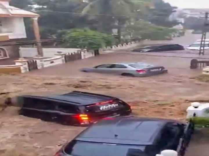 Gujarat Cloudburst: गुजरात के जूनागढ़ में बादल फटने के बाद गाड़ियां और मवेशी तिनके की तरह बहते हुए नजर आए. इतना ही नहीं बुजुर्ग शख्स के पानी में बहने के बाद गुजरात पुलिस के जवानों ने रेस्कयू किया.