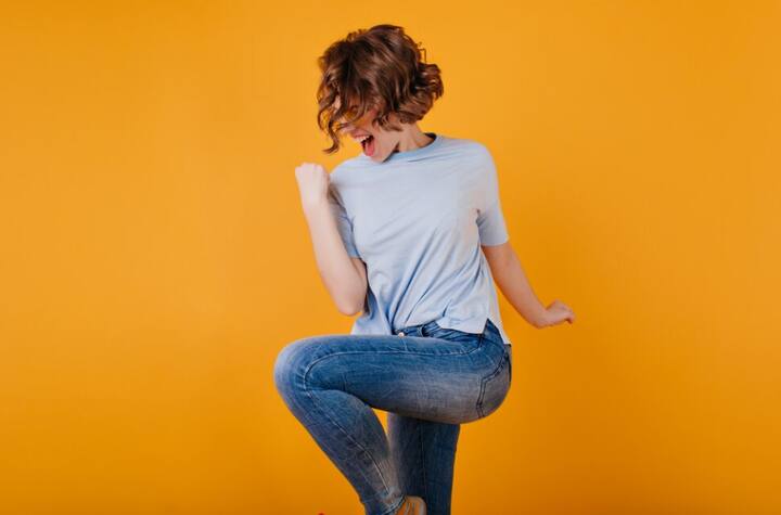 लंबे समय तक टाइट जींस पहनने से आपके इंटिमेट एरिया का एयर फ्लो रुक जाता है. गर्मी में सभी को अधिक पसीना आता है हवा पास ना होने से पसीना सूख नहीं पाता, जिससे योनि बैक्टीरिया और फंगस का घर बन जाता है.