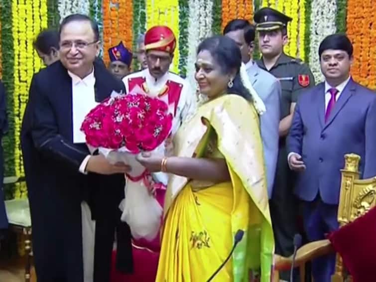 justice alok aradhe takes oath as TS High court CJ by Governor Tamilisai, CM KCR attends TS High Court: తెలంగాణ హైకోర్టు సీజేగా జస్టిస్ అలోక్ ఆరాధే ప్రమాణం, రాజ్‌భవన్‌లో కార్యక్రమానికి కేసీఆర్ హాజరు