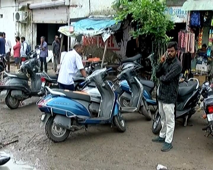 Ahmedabad Rain: આજે શહેરના મોટાભાગના ગેરેજો વાહનોથી ફૂલ, રૂટિન કરતાં 70 ટકા વધુ ગાડીઓ રિપેરિંગમાં પહોંચી