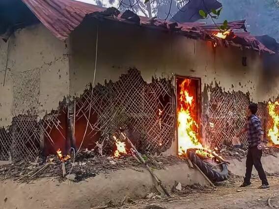 Manipur Violence : मणिपूर हिंसाचार प्रकरणात सहाव्या आरोपीला अटक; अन्य आरोपींचा शोध सुरू Manipur Violence : मणिपूर हिंसाचार प्रकरणात सहाव्या आरोपीला अटक; अन्य आरोपींचा शोध सुरू