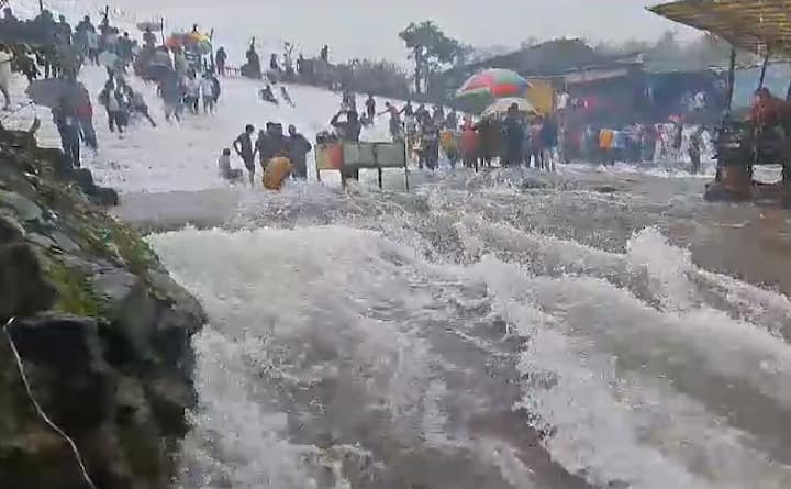 रविवार असल्यामुळे पर्यटकांनी भुशी डॅमवर चांगलीच गर्दी केली होती.