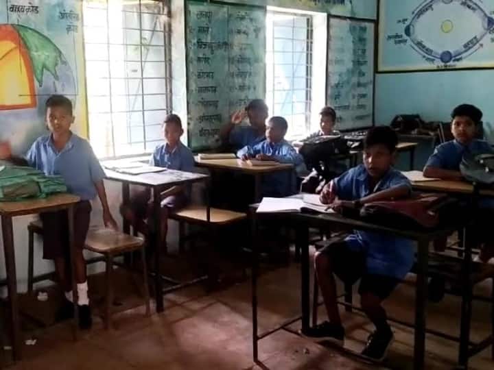 Manendragarh Chirmiri Bharatpur Govt school dependent on peon Children come only to eat mid day meal Ann Manendragarh-Chirmiri-Bharatpur: चपरासी के भरोसे सरकारी स्कूल! सिर्फ मिड डे मील खाने आते हैं बच्चे, ऐसे में कैसे होगी पढ़ाई