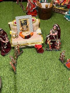 Hindola:  કેનેડામાં અધિક માસમાં હિંડોળાના મનમોહક દર્શન કરવા ભક્તો ઉમટ્યાં, જુઓ તસવીરો