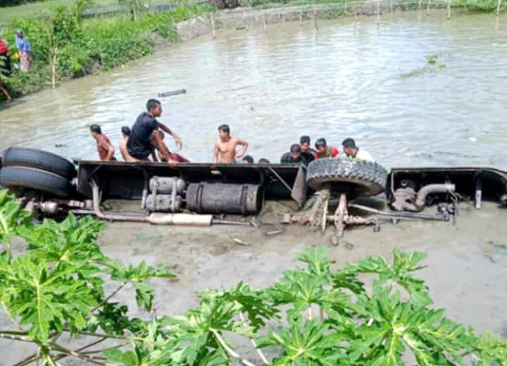 Big road accident in Bangladesh, bus full of passengers fell into the pond, 17 died