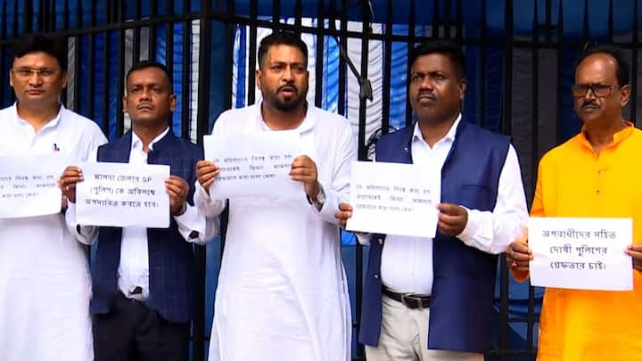 মালদাকাণ্ডে (Malda Violence) ছুটির দিনেও বিধানসভায় বিক্ষোভ বিজেপির (BJP)। বিধানসভা চত্বরে আম্বেডকর মূর্তির সামনে বিক্ষোভ। অন্যদিকে মালদায় (Malda) এসপি অফিসে রাতভর বিক্ষোভ (Agitation) বিজেপির।