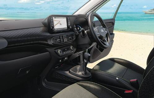 Hyundai Exter ને 1.2-લિટર નેચરલી એસ્પિરેટેડ પેટ્રોલ એન્જિન મળે છે, જે 5-સ્પીડ મેન્યુઅલ ગિયરબોક્સ અથવા AMTના વિકલ્પ સાથે ઉપલબ્ધ છે. આ એન્જિન 82 bhp પાવર અને 113.8 Nm ટોર્ક જનરેટ કરી શકે છે. આ એન્જિન સાથે CNG વિકલ્પ પણ છે, જે 68 Bhp પાવર અને 95.2 Nm ટોર્ક જનરેટ કરે છે. તેમાં માત્ર 5-સ્પીડ મેન્યુઅલ ટ્રાન્સમિશન મળે છે.