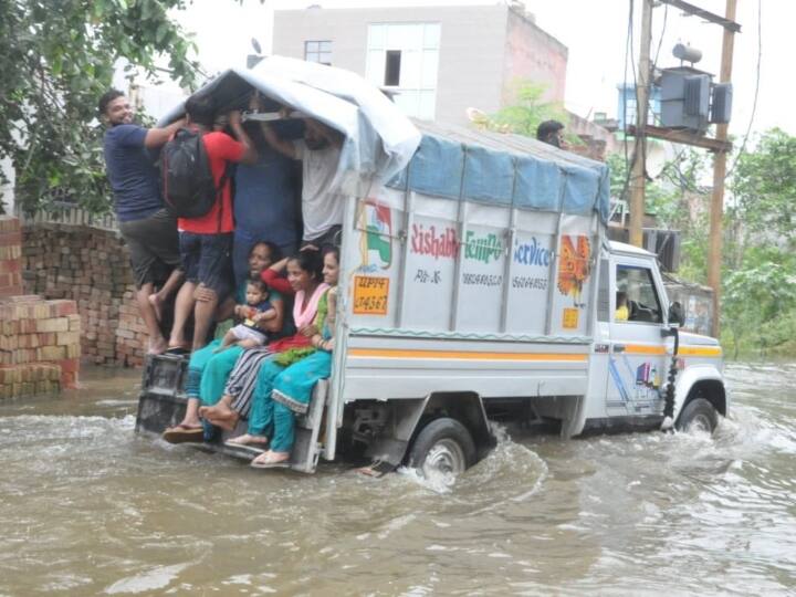 उत्तर प्रदेश में गंगा और यमुना नदी के बाद अब हिंडन नदी (Hindon River) का पानी उफान पर है. हिंडन नदी का पानी नोएडा (Noida) और गाजियाबाद (Ghaziabad) के कई इलाकों में भरा हुआ हैं.