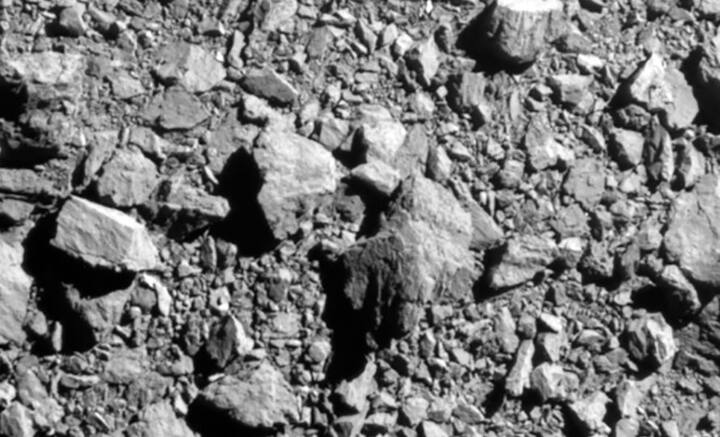 তবে নাসা জানিয়েছে, এই সবক’টি প্রস্তরখণ্ডকে যুক্ত করলেও, তা ডায়মরফসের মোট ভরের ০.১ শতাংশ। ইউনিভার্সিটি অফ ক্যালিফোর্নিয়ার গ্রহবিজ্ঞানী ডেভিড জিউইটি জানিয়েছেন, গ্রহাণুকে আঘাত করলে কী ঘটে, তা এই প্রথম বার চাক্ষুষ করা যাচ্ছে।