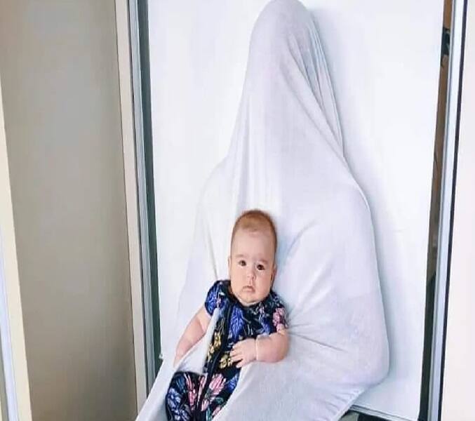 Photo of father and daughter in white sheet has gone viral Viral  photo:  આ ફોટો સોશિયલ મીડિયામાં ખૂબ  થયો છે વાયરલ,જાણો શું છે ઘટના