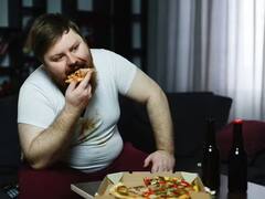 गलत समय पर खाना खाने से मोटापा सहित होती है कई बीमारियां...जानिए खाना खाने का सही समय