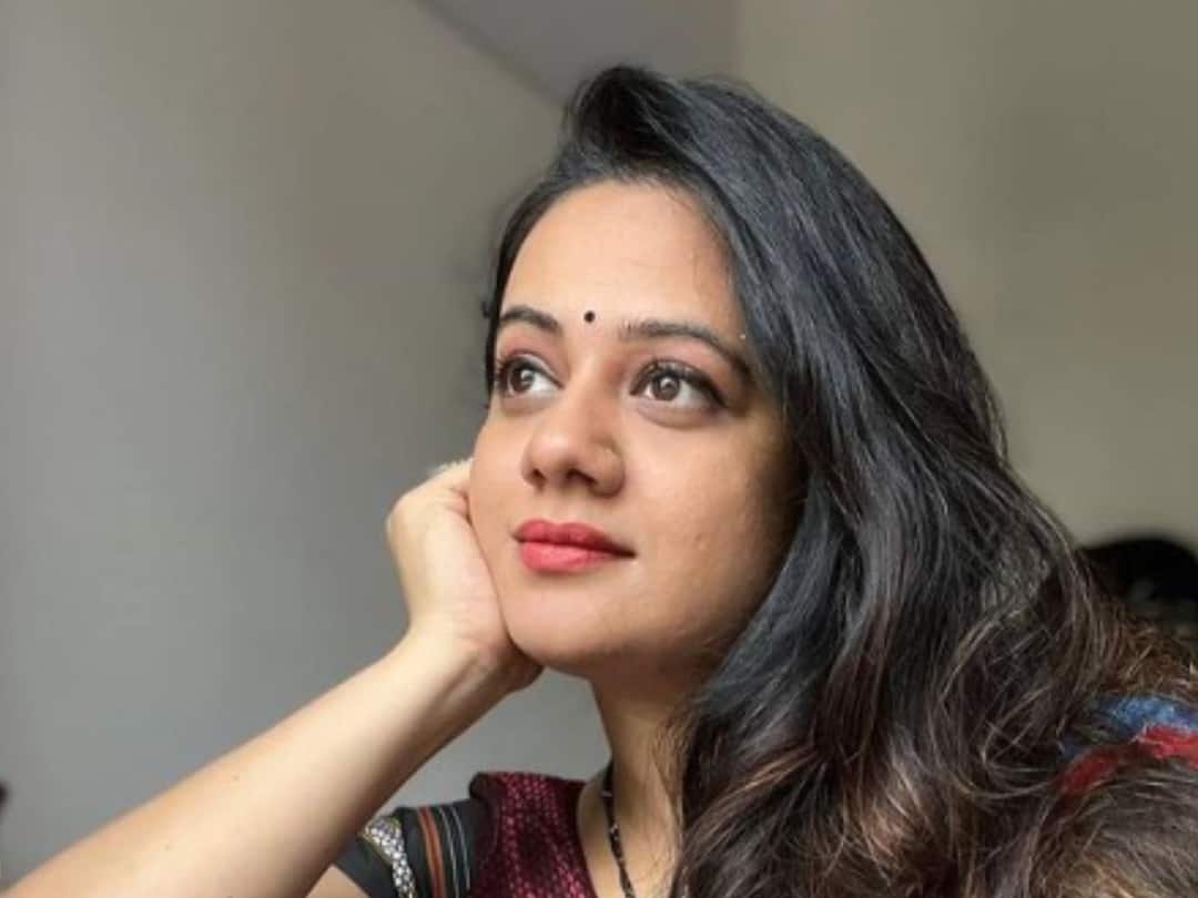 Spruha Joshi tell about her childhood memories and school memories Spruha Joshi: स्पृहा सहा वर्षाची असताना तिच्या आई-बाबांनी दिलं होतं 'हे' खास गिफ्ट; अभिनेत्रीनं सांगितला किस्सा