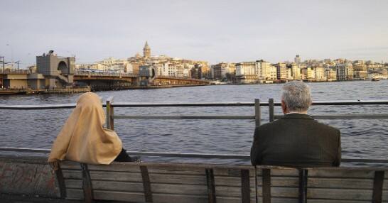 'গ্যাসলাইটিং'। শব্দটা অনেকের কাছে চেনা হলেও বহু মানুষই বিষয়টি সম্পর্কে ওয়াকিবহাল নন। ফলে অজান্তে ঘনিষ্ঠ কারও দ্বারা 'গ্যাসলাইটিং'-এর শিকার হলেও বোঝার উপায় থাকে না।