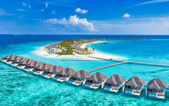 मालदीव : अनेकांना मालदीवमध्ये जाऊन सुट्टीचा आनंद घ्यावासा वाटतो, तुम्ही व्हिजाशिवाय 30 दिवस मालदीवमध्ये आरामदायी सुट्टी घालवू शकता.