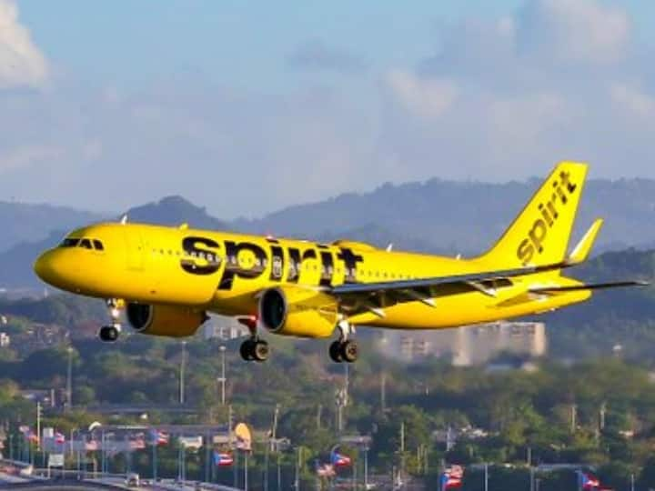 Spirit Airlines Incident Woman pees on floor of Plane video viral Airlines Peeing Incident: घंटों करती रही वॉशरूम जाने का इंतजार, महिला ने प्लेन के फर्श पर किया टॉयलेट, बोली- क्रू ने किया मजबूर