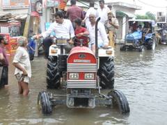 नोएडा और गाजियाबाद में हिंडन का कहर, गांवों में घुसा पानी का सैलाब, रेस्क्यू कर रही NDRF