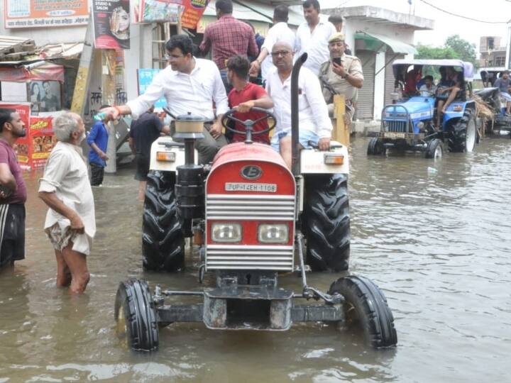 हिंडन नदी का पानी गाजियाबाद के साहिबाबाद इलाकें में भरा हुआ है. इसके अलावा नोएडा के भी कई इलाकों में पानी भरने से आम जन जीवन प्रभावित हो रहा है.